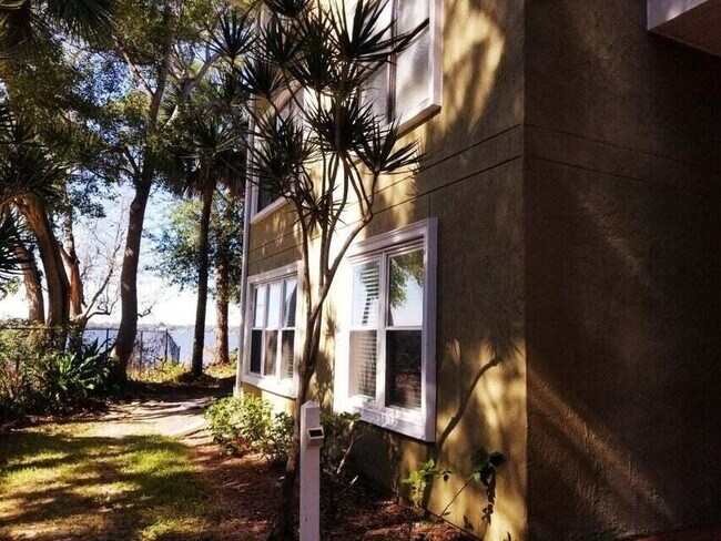 Building Photo - 225 S Tropical Trail