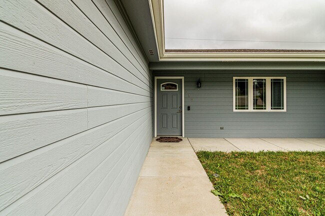 Foto del edificio - Please View 3D Virtual Walk-Through Before Scheduling a Showing