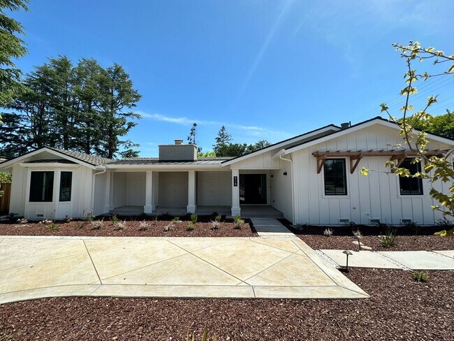 Foto del edificio - Stunning new build, top of the line everything, walk to town location, close to schools! INCLUDES...