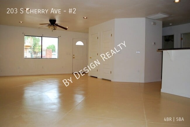 Building Photo - 4 Bed 5 Bath - Walk to University of Arizona