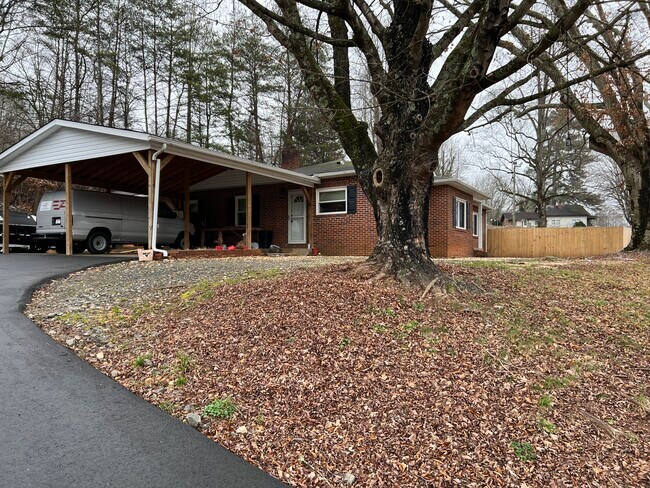 Building Photo - 1822 Blowing Rock Blvd