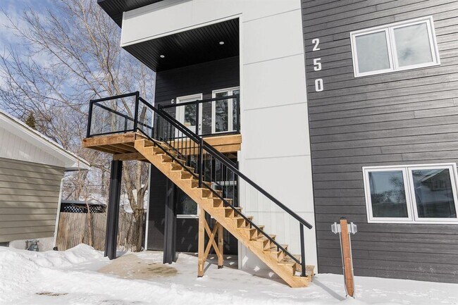 Photo du bâtiment - 250 5 Ave NW