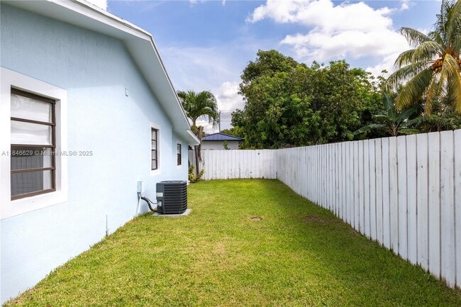 Building Photo - 2433 SW 19th St