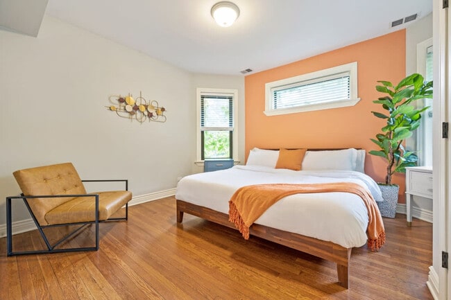 Building Photo - 3437 N Lakewood Ave