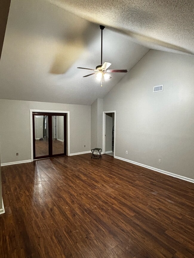 Foto del edificio - 867 Birchwood Ln