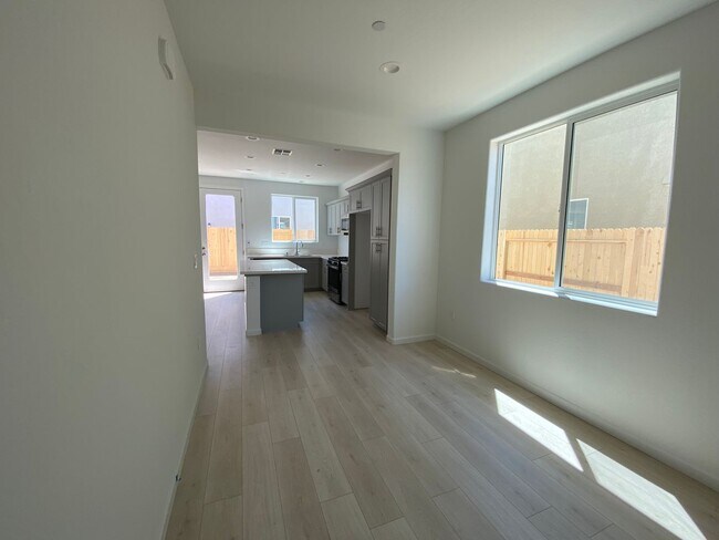 Foto del edificio - Spacious 4-Bedroom New Build in Prime Nort...