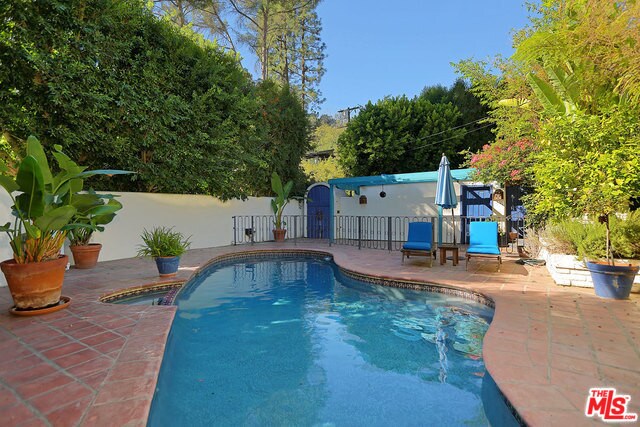 Building Photo - 8921 Wonderland Park Ave