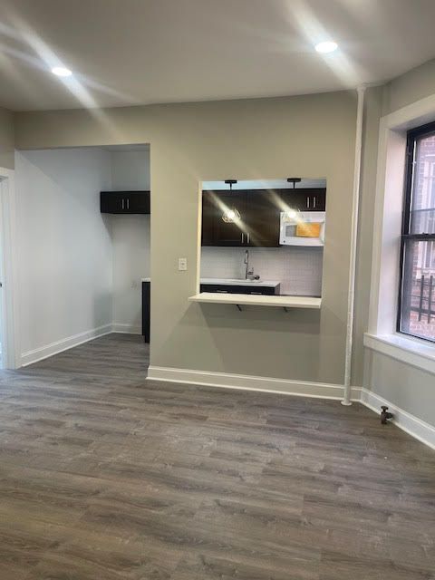 Foto principal - 1443 White Plains Rd