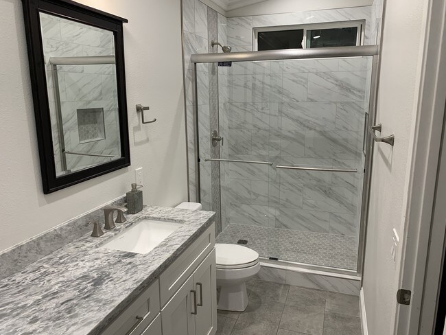 Baño remodelado - 24981 Silverleaf Ln