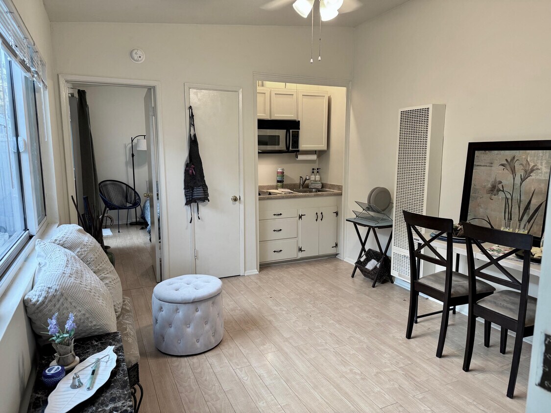 Foto principal - 10519 Chandler Blvd