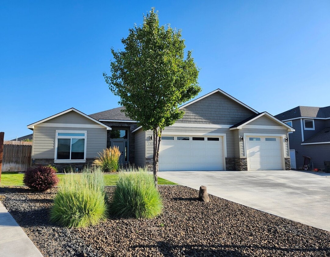 Primary Photo - Elegant 4 Bed, 2 Ba Home - MANY Upgrades &...