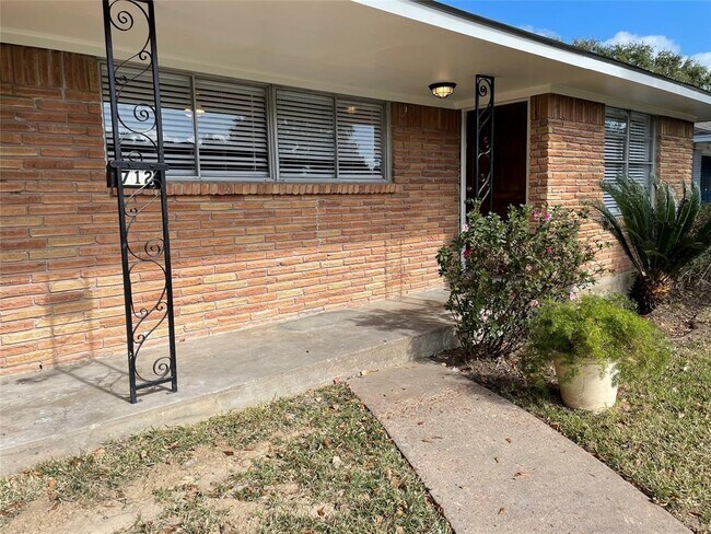 Foto del edificio - 712 Skylark Rd