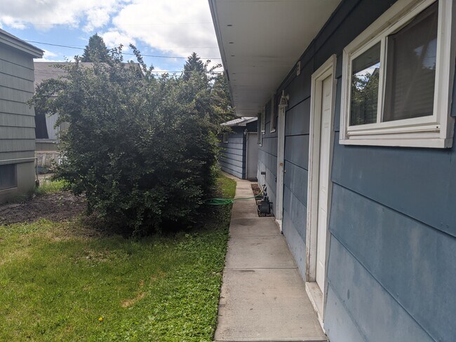 Building Photo - 517 S 13th Ave