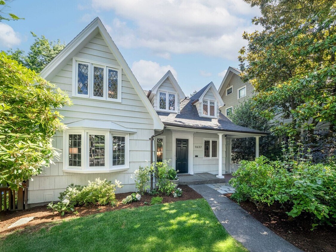 Foto principal - Gorgeous Victorian Home Ready to Rent! Hug...