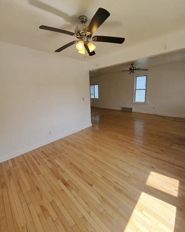 Building Photo - 526 E Burleigh St