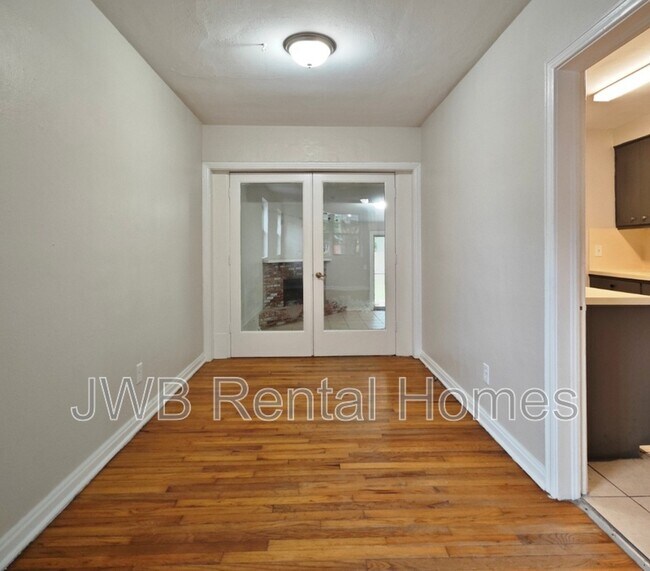 Foto del edificio - 5517 Lakewood Cir E