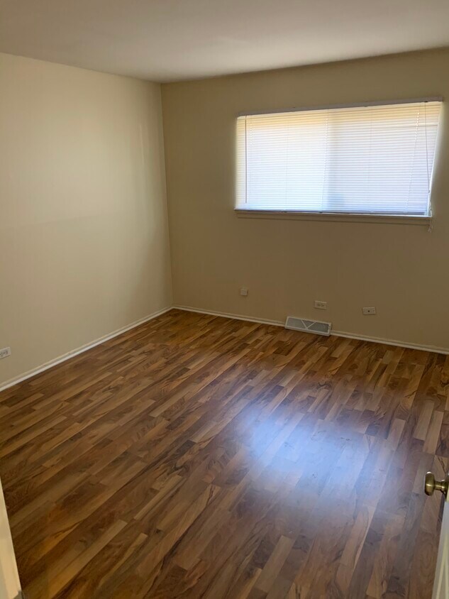 Building Photo - 5086 Euclid Ln