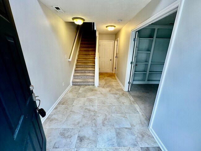 Foto del edificio - 11921 Riley Dr