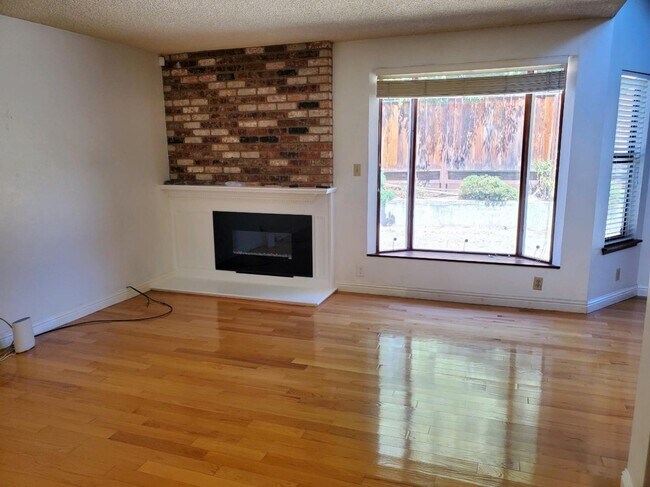 Foto del edificio - 1456 Sierraville Ave