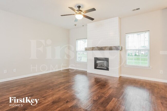 Foto del edificio - 732 Redbud Ln