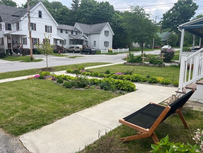 Photo - Beautiful Two Bedroom Single Family in the... House