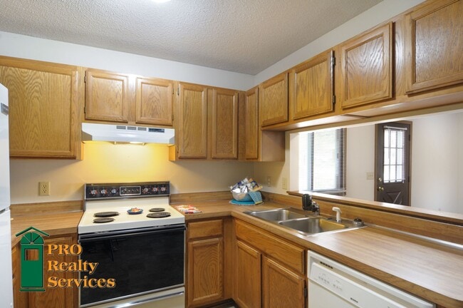 Building Photo - 2 Bedroom Townhome in Oakdale