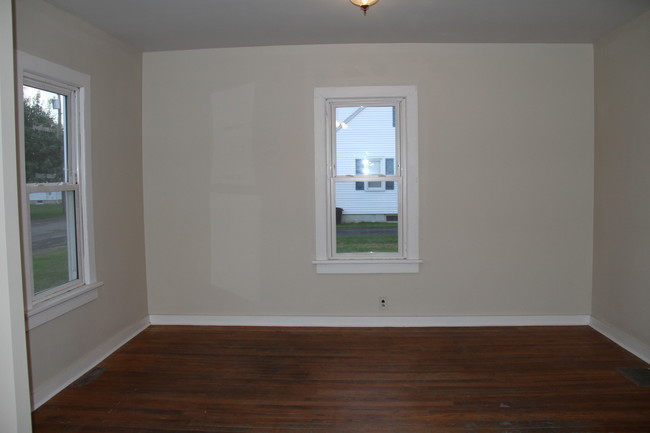Building Photo - 1129 7th Ave