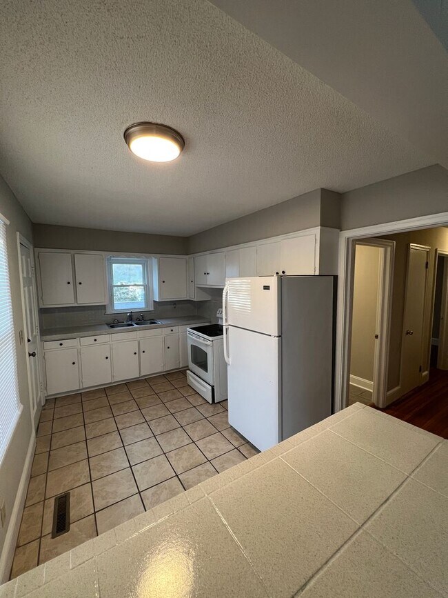 Building Photo - 3 Bedroom Single Family Home (LARGE BACK Y...
