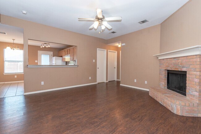 Building Photo - Spacious Three Bedroom Home!!