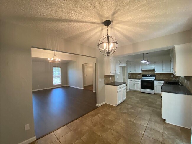 Foto del edificio - 2433 Shady Tree Ln