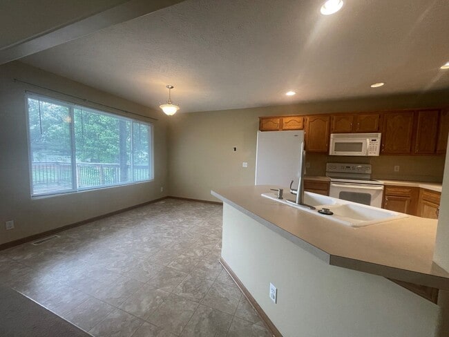 Building Photo - Home For Rent Papillion