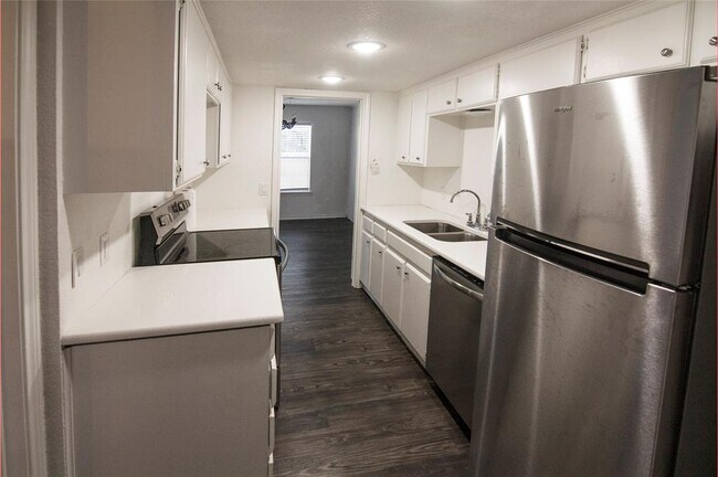 Building Photo - 2065 Fleur De Lis Ct