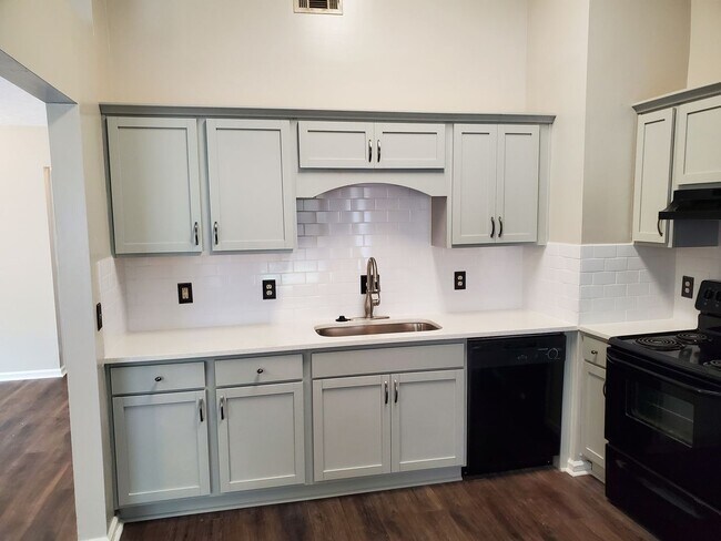 Building Photo - 3 bedroom, 2 bath off of White Bluff!