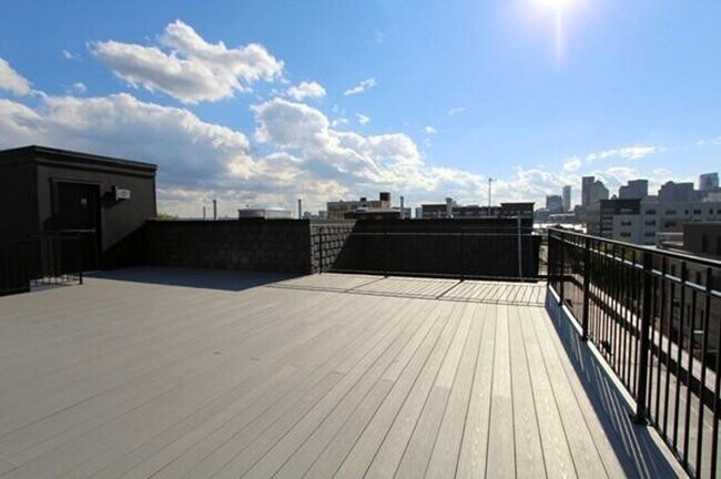 Foto del edificio - Room Available in Modern 2BR Condo – Jeffr...