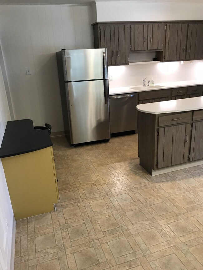 Foto del edificio - Large 4 Bedroom/ 2 bath Single Home