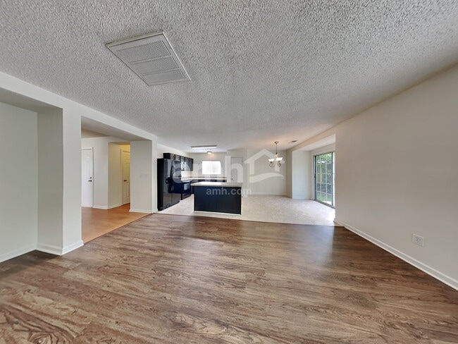 Building Photo - 124 Trayesan Dr