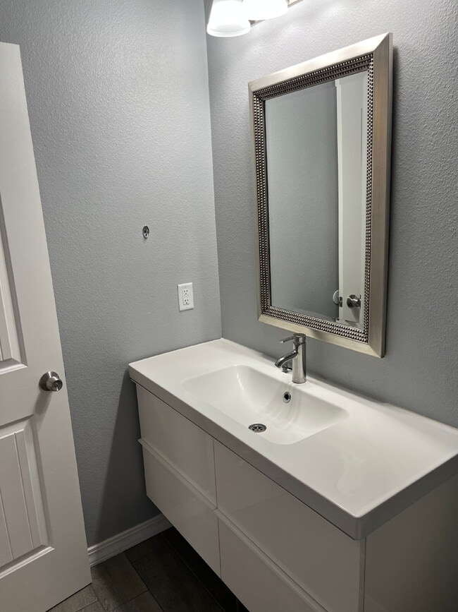 Building Photo - 3 Bedroom Duplex