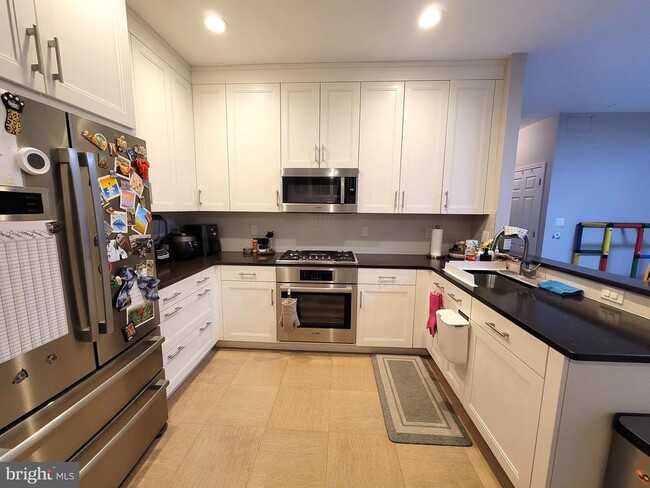 Building Photo - 3 Carey St