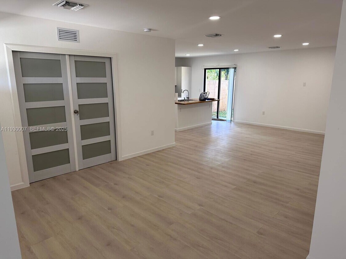 Foto del edificio - 574 NW 7th St