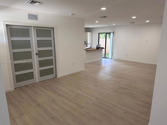 Foto del edificio - 574 NW 7th St