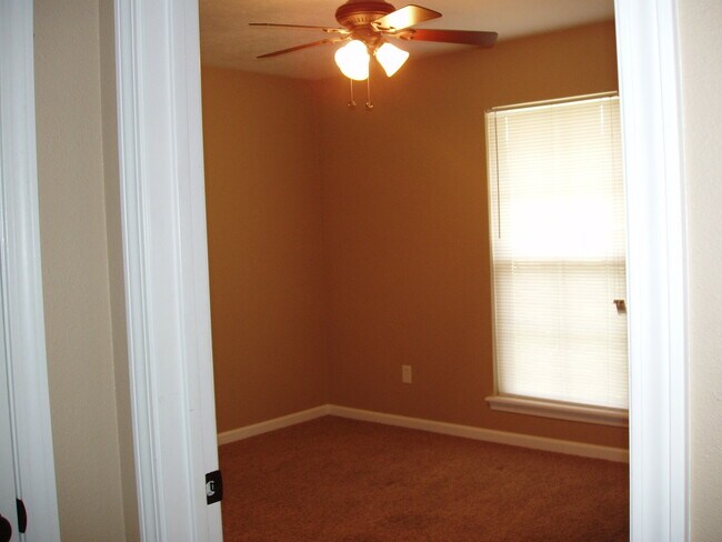 Building Photo - 6024 Perry Ln