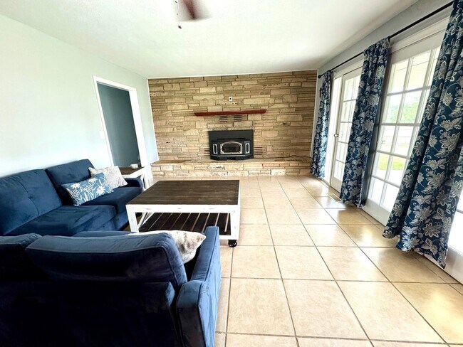 Building Photo - Spacious McAlester Home with Workshop Acce...