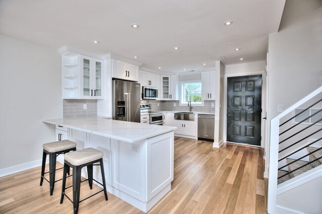 Building Photo - 18 Strathmore Ln