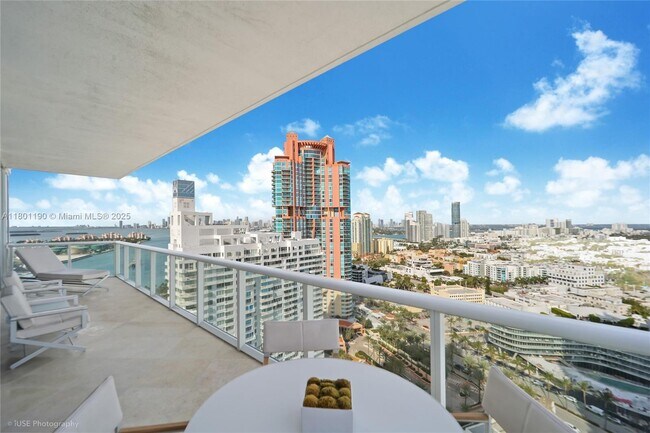Foto del edificio - 100 South Pointe Dr