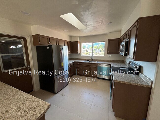 Foto del edificio - MOVE IN SPECIAL! Remodeled 4 Bed, 2 Bath E...