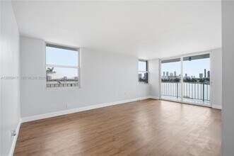 Building Photo - 16570 NE 26th Ave