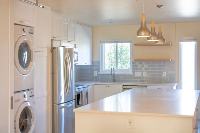 Building Photo - 326 Harvest Dr