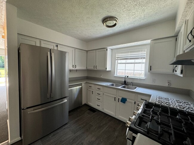 Building Photo - 400 W 30th St