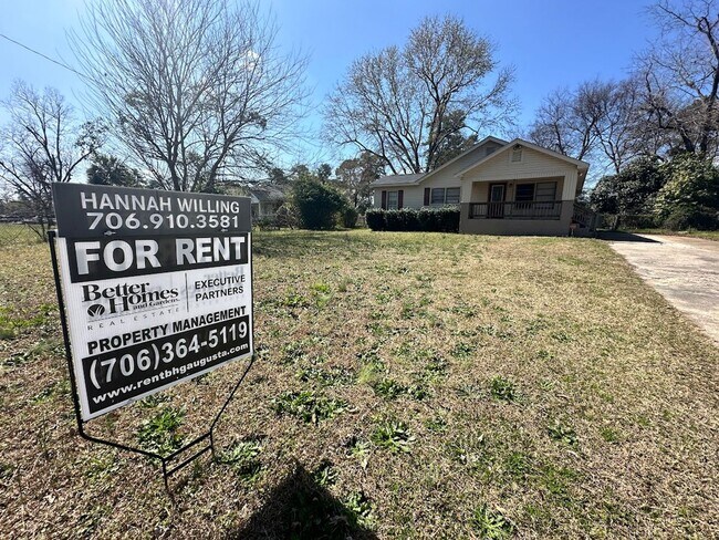 Building Photo - 3 bed/1.5 bath ranch with covered front po...