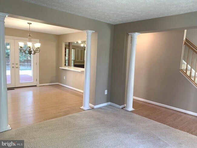 Building Photo - Beautiful spacious single family home with...